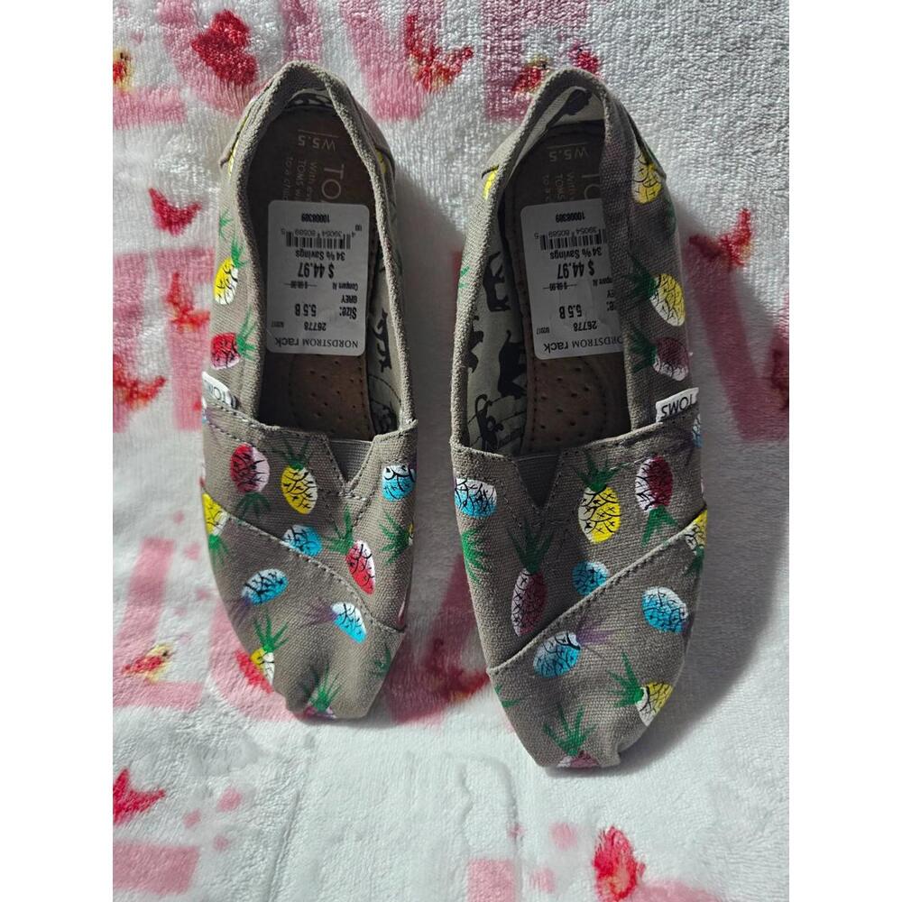 New Women's Toms Flat Shoes Pineapple Print Multicolor Size W 5.5 Slip Ons Gray